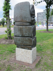 844054 Afbeelding van het bronzen beeldhouwwerk 'De Reis' van Paul Kingma uit 1971, in het onlangs geopende beeldenpark ...